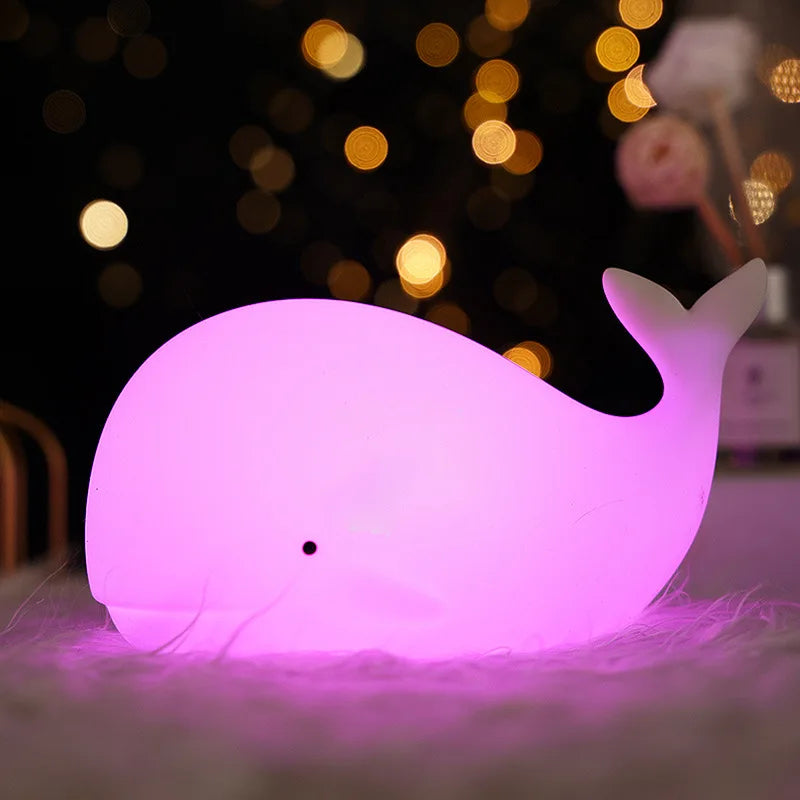 Veilleuse Enfant Petite Baleine, douce et apaisante, idéale pour une chambre d'enfant magique.