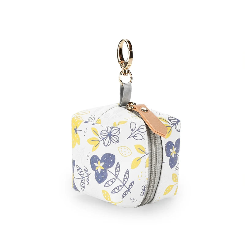 Boîte à Sucette Bébé Motifs Imprimés, pratique et waterproof pour garder la sucette propre et sûre.