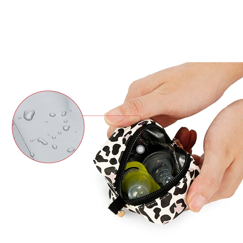 Boîte à Sucette Bébé Motifs Imprimés, pratique et waterproof, idéale pour garder la sucette propre et sécurisée.
