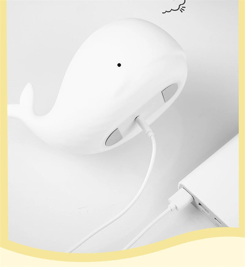 Veilleuse Enfant Petite Baleine chargée, parfaite pour apaiser et embellir la chambre de votre petit.
