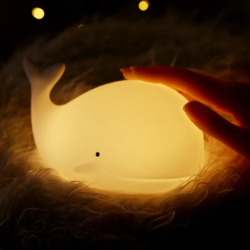 Veilleuse Enfant Petite Baleine, douce et apaisante, idéale pour illuminer la chambre de votre petit.