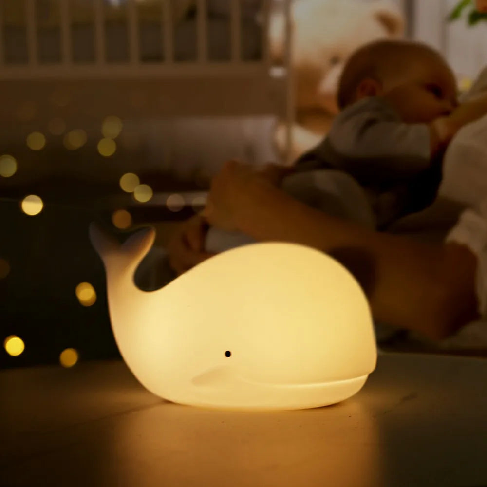 Veilleuse Enfant Petite Baleine, douce et réconfortante, illumine tendrement la chambre de votre enfant.