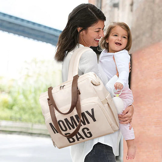 Le Grand Sac à Langer Mommy Bag, parfait pour les mamans actives, allie style et fonctionnalité au quotidien.